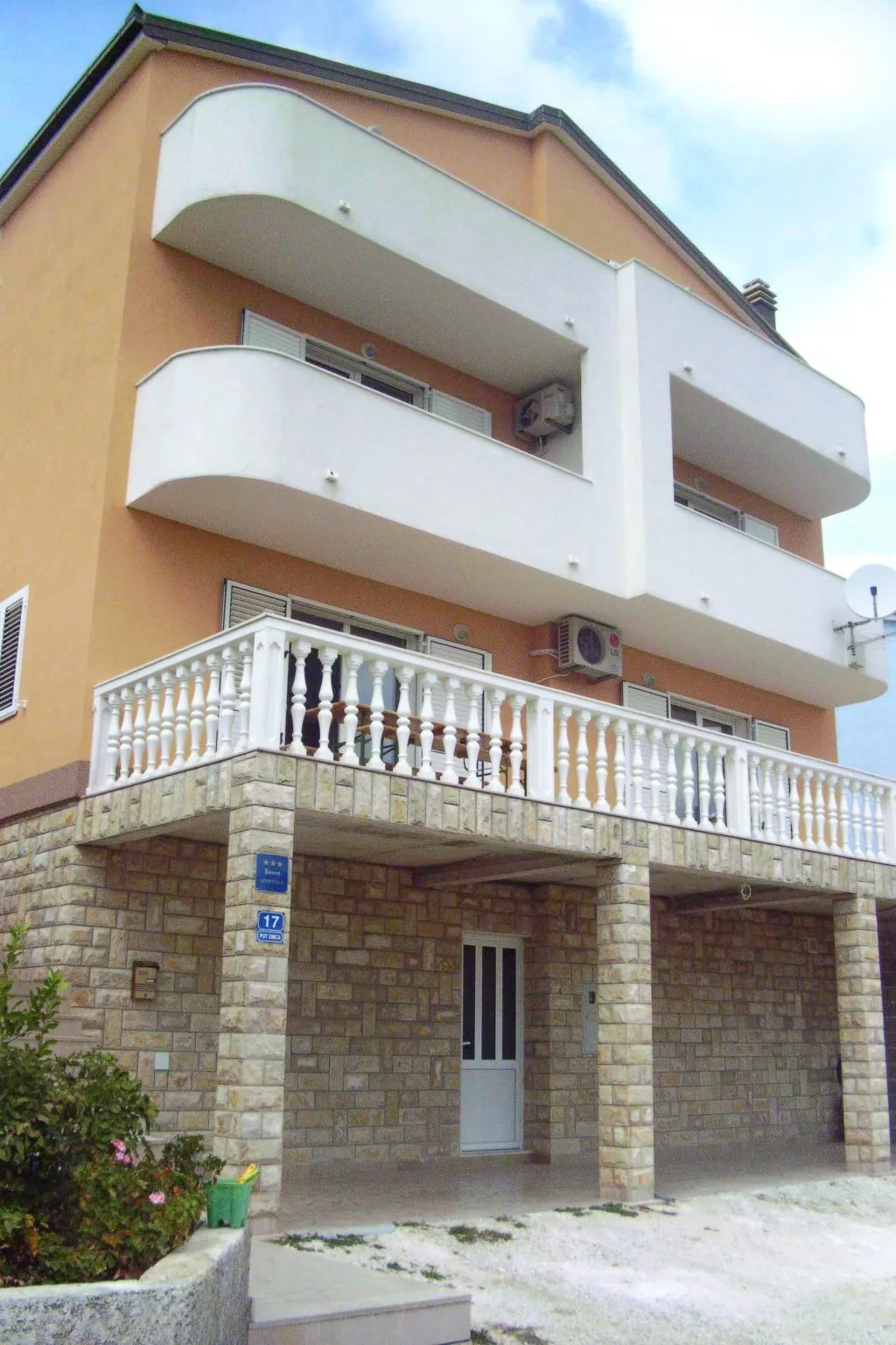 Wohnung in Seget Vranjica mit Terrasse und Grill