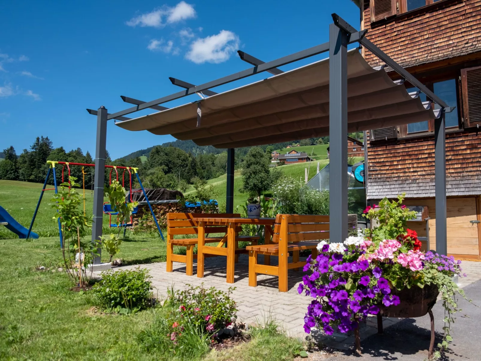 Ruhig mit einem herrlichen Blick auf die Berge.