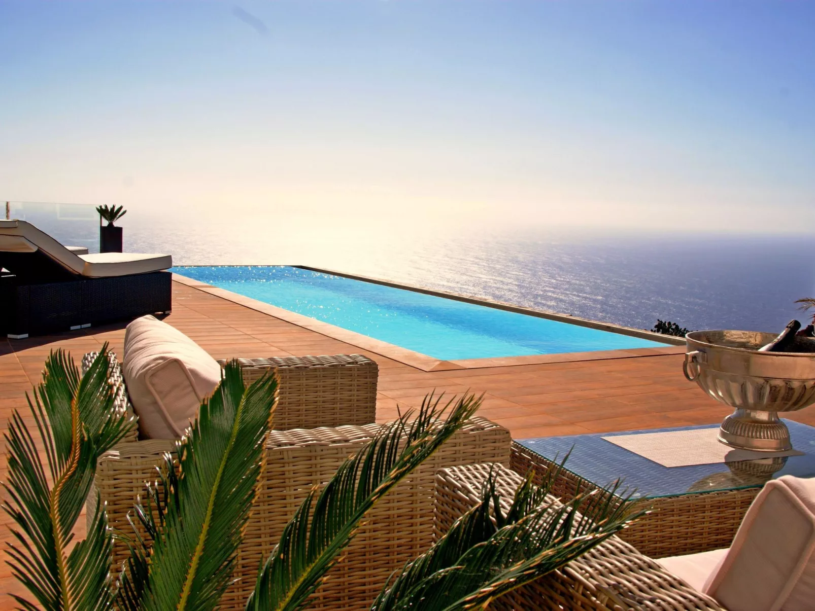 Moderne Architekten-Villa mit Infinity-Pool und Meerblick