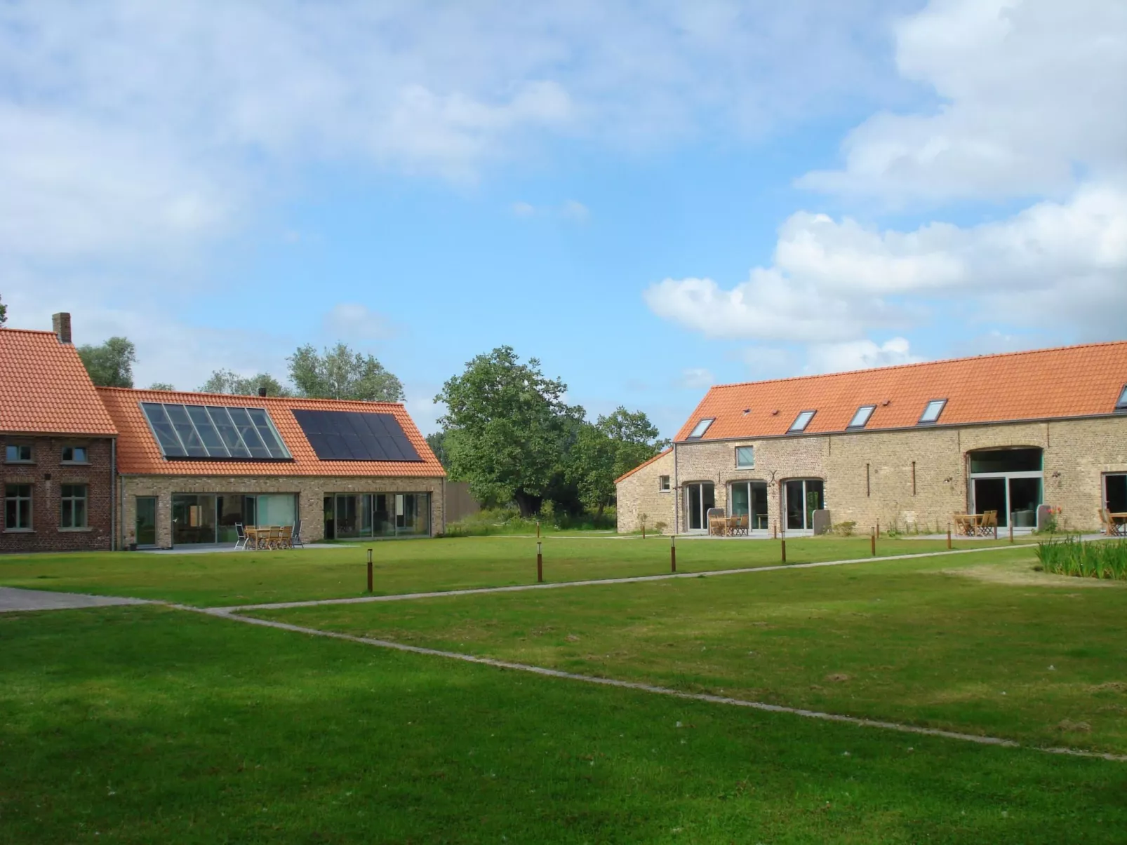 Nette Ferienwohnung mit Terrasse, Pool und Garten