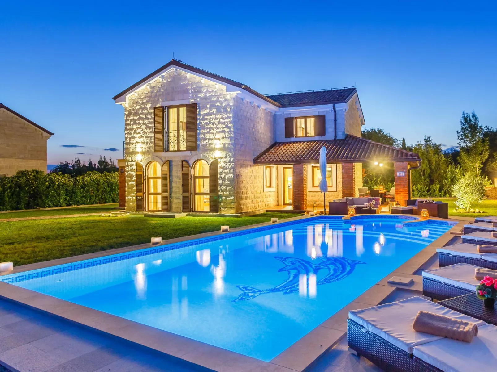 Villa Kamenica  im mediterranen Stil mit Innen- und Außenpool