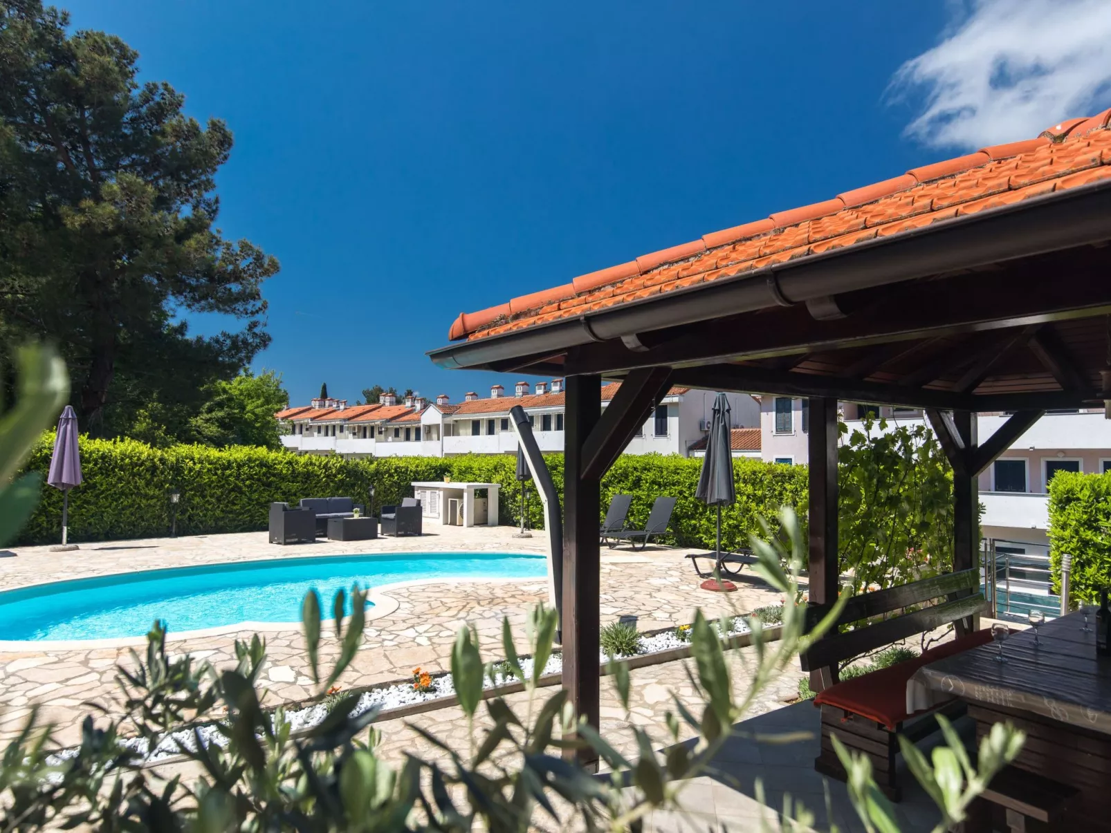 "Ore" mit privatem Pool