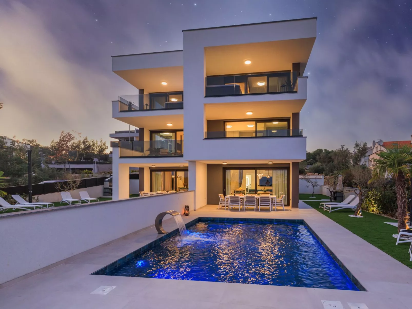 Neue moderne Villa mit Pool in der Nähe von dem Strand und mit grandiosem Meerb