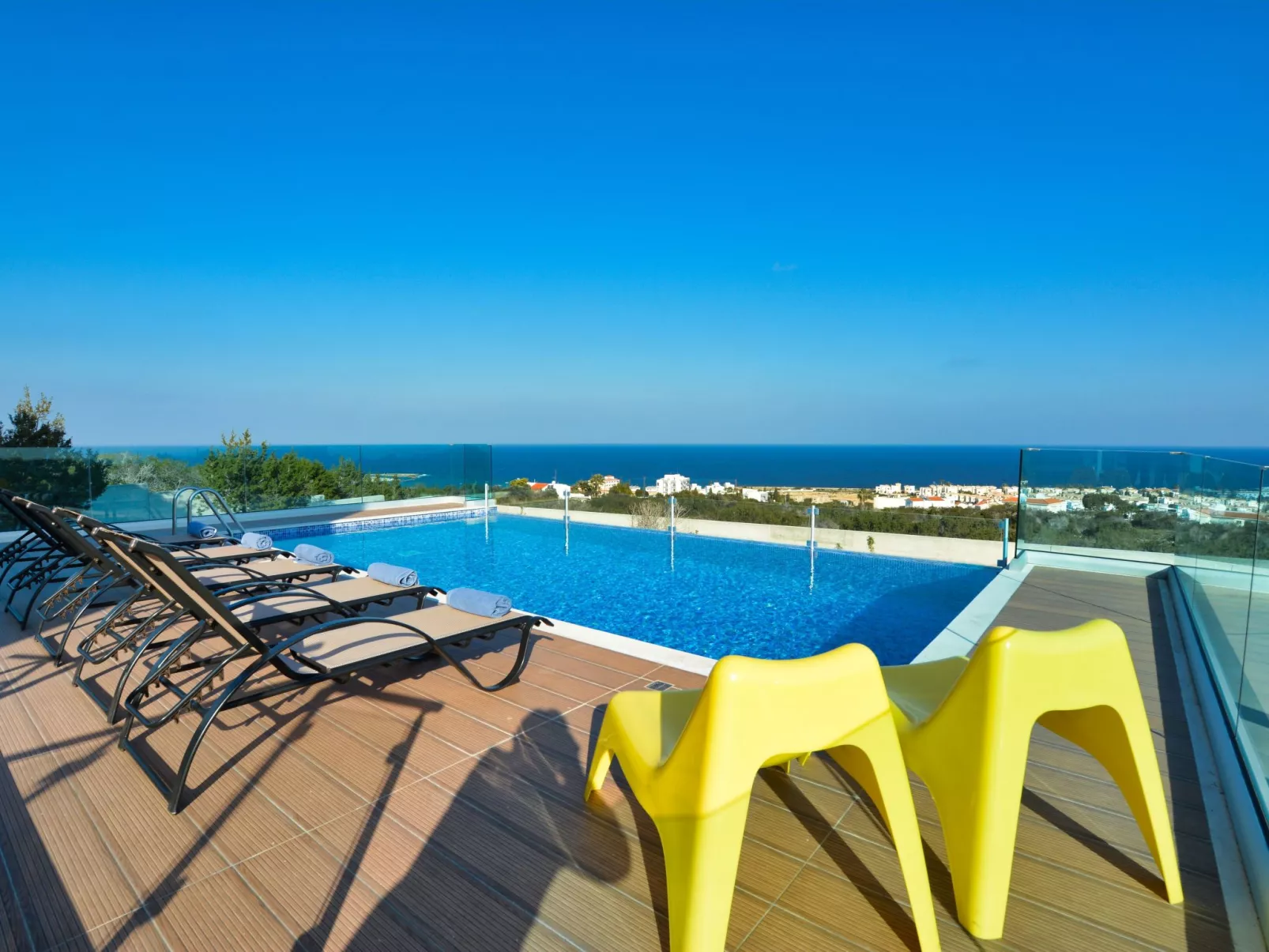 Private Villa mit 4 Schlafzimmern, Pool und Meerblick