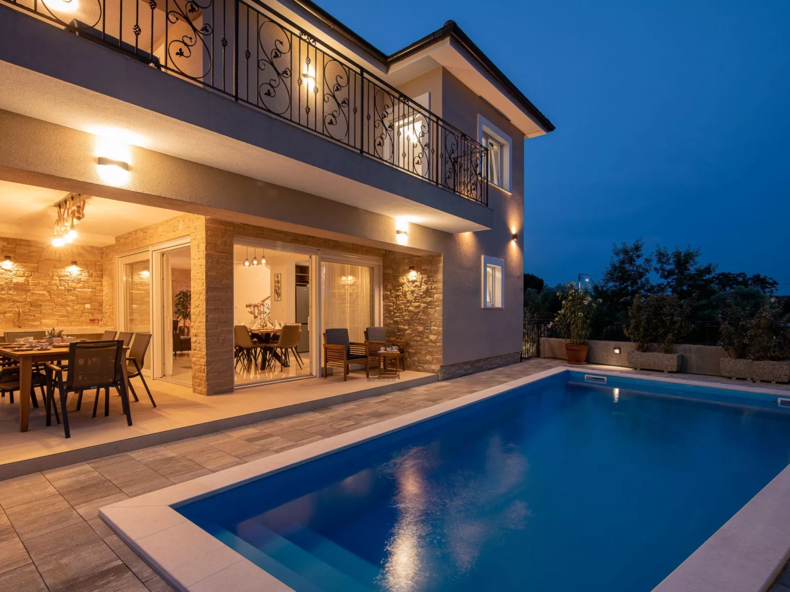 Luxuriöse Villa mit Salzwasserpool in einer ruhigen Gegend