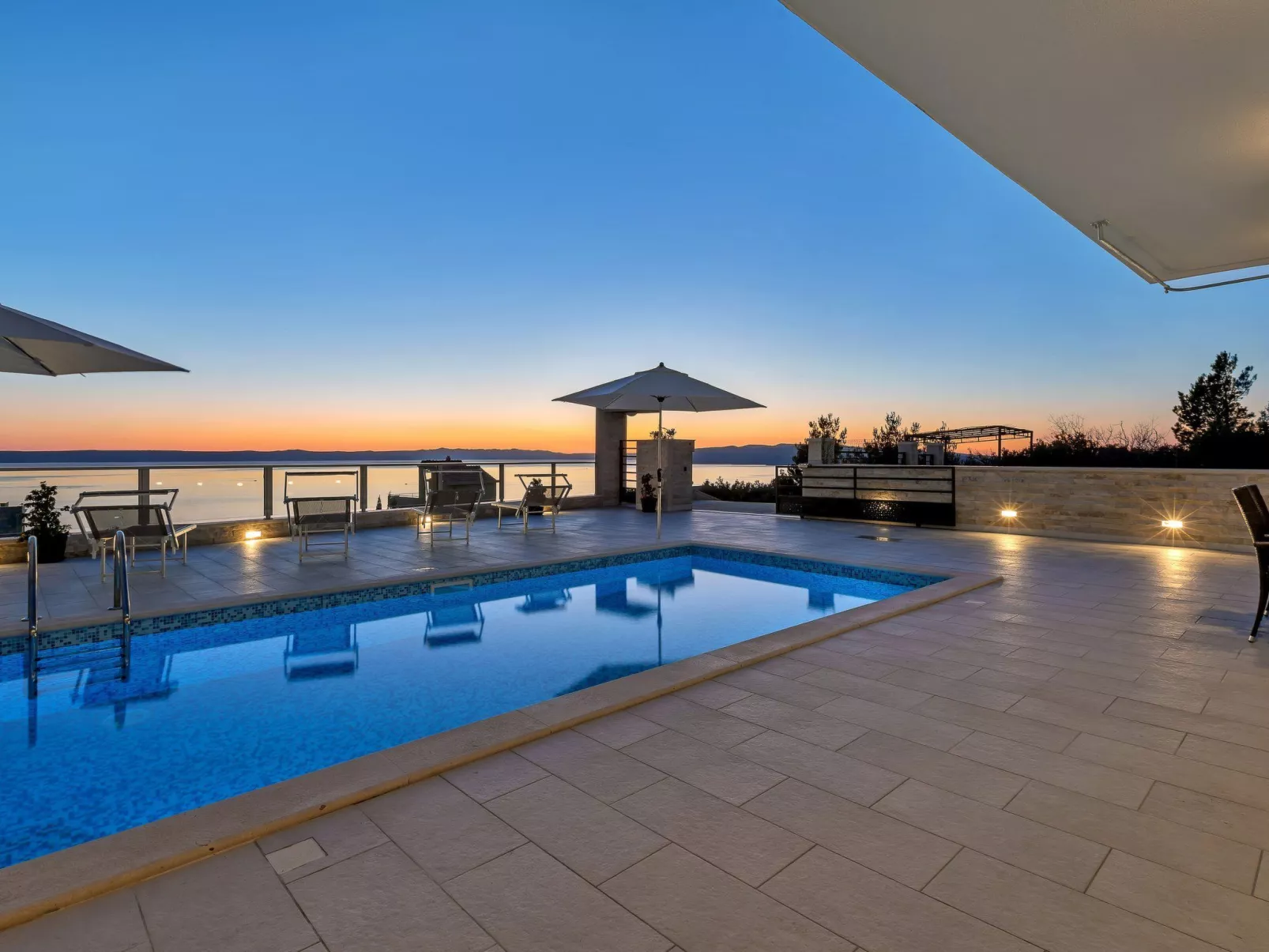 Villa Infinite mit Schwimmbad und Meerblick