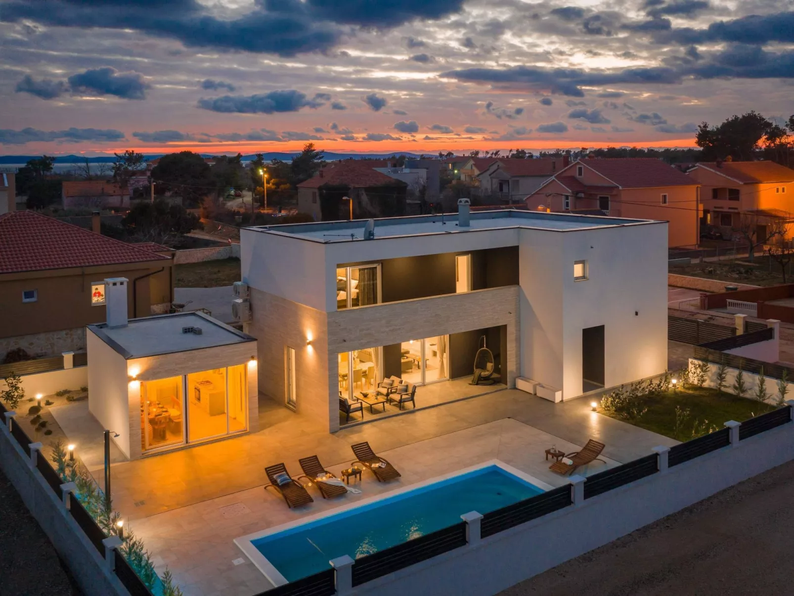 Villa in Strandnähe, Pool, Kinderspielplatz