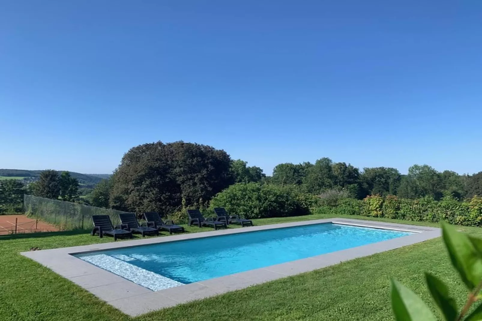 Chateau de Jevoumont-Zwembad