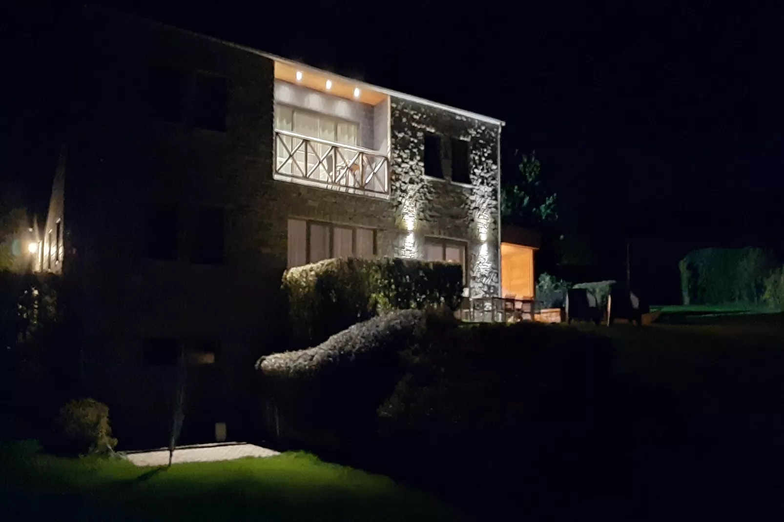 Le Vieux Chene-Buitenkant zomer