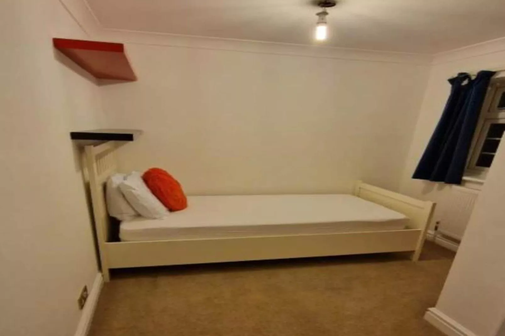 Standard Single Room - Shared_EN_WOR002-Slaapkamer