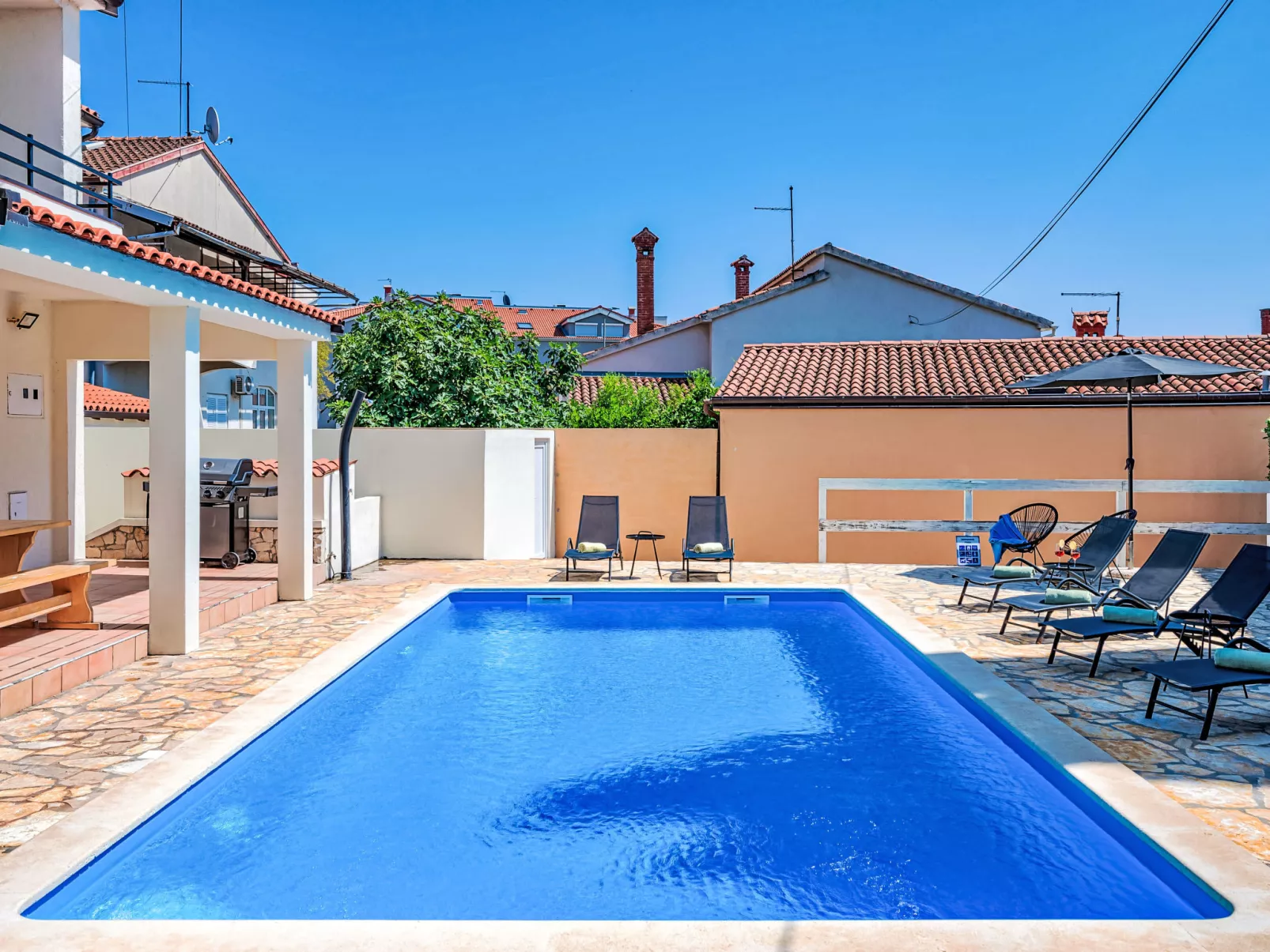 Villa mit Garten, Grill und Terrasse-Buiten