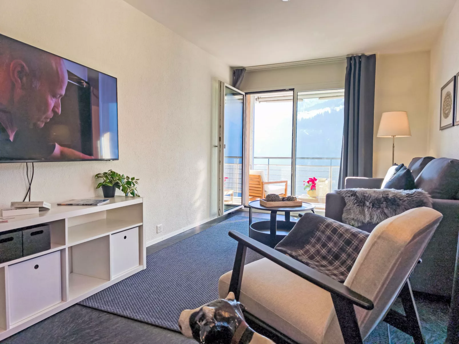 Silence, Apt. P - Binnen