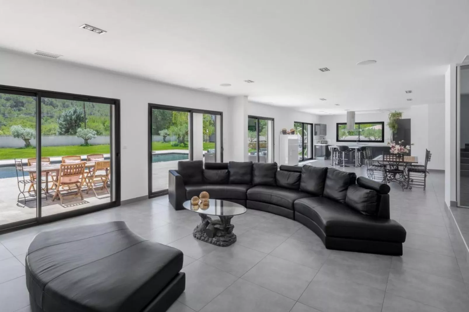 Villa avec piscine chauffée spa salle sport et cinéma