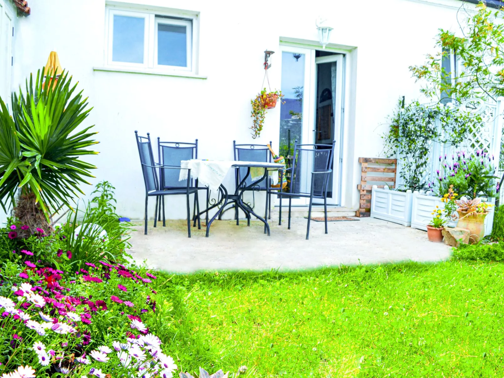 Mit privatem Garten, Meerblick und Gemeinschaftspool