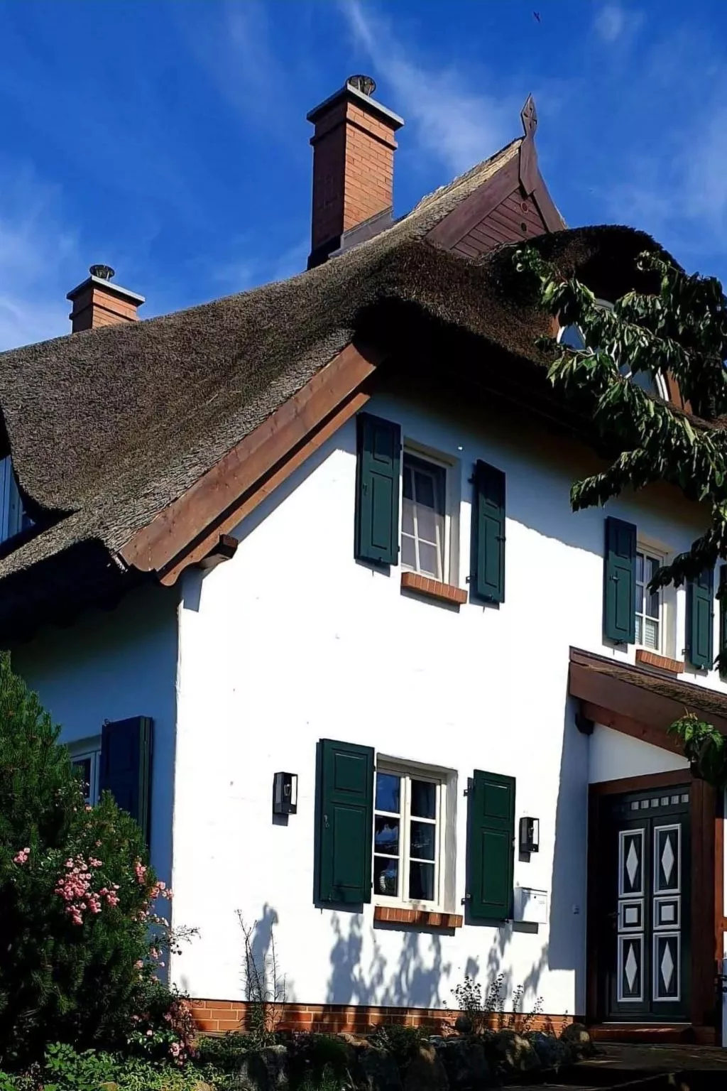 TRADITIONELLES REETDACHHAUS MIT SAUNA, KAMINOFEN UND PRIVATEM WASSERZUGANG