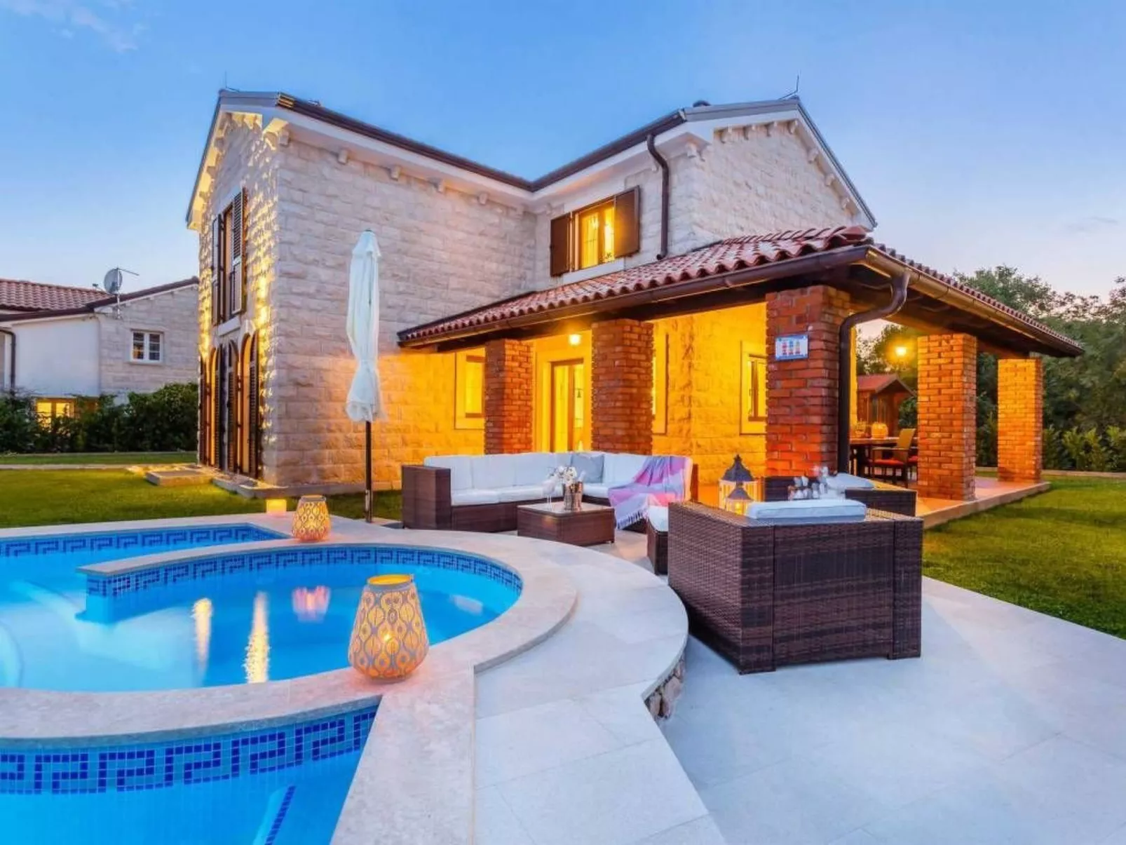 Villa Kamenica  im mediterranen Stil mit Innen- und Außenpool