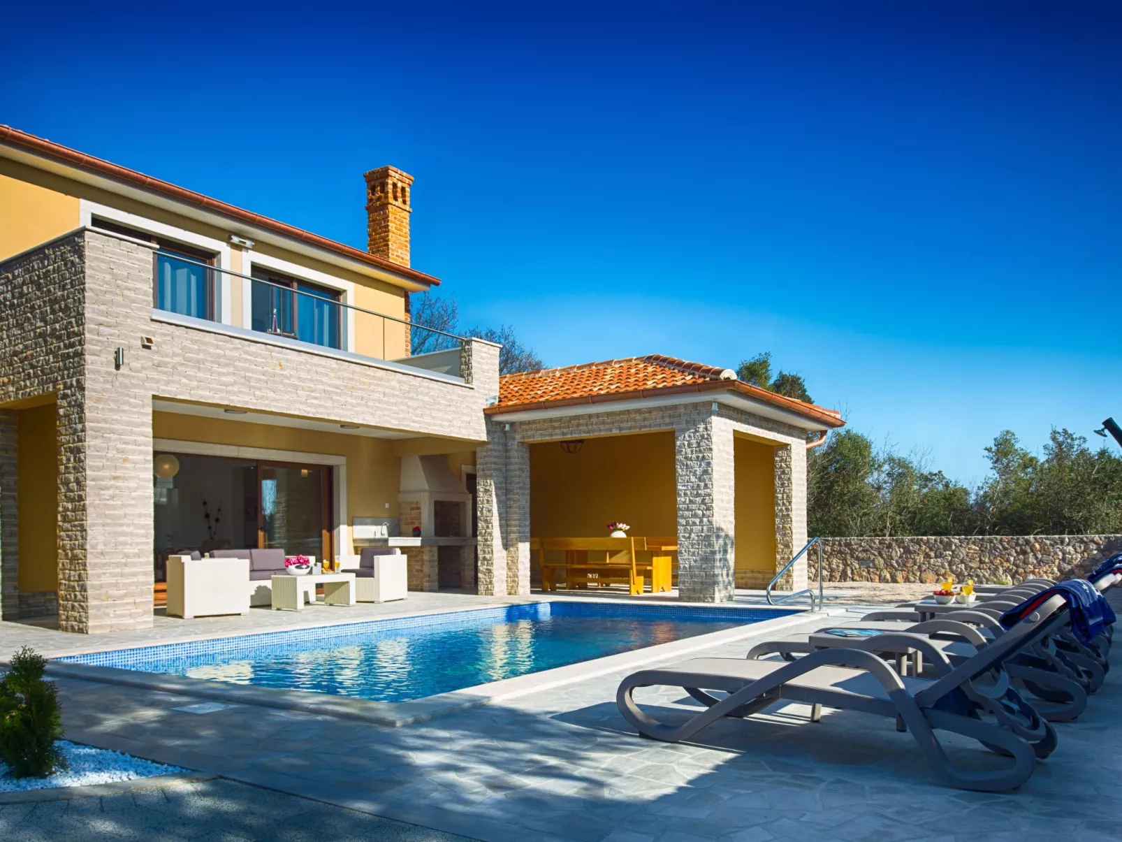 "Laura" mit Blick auf das Wasser