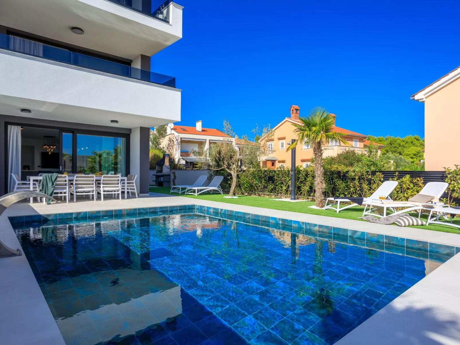 Neue moderne Villa mit Pool in der Nähe von dem Strand und mit grandiosem Meerb