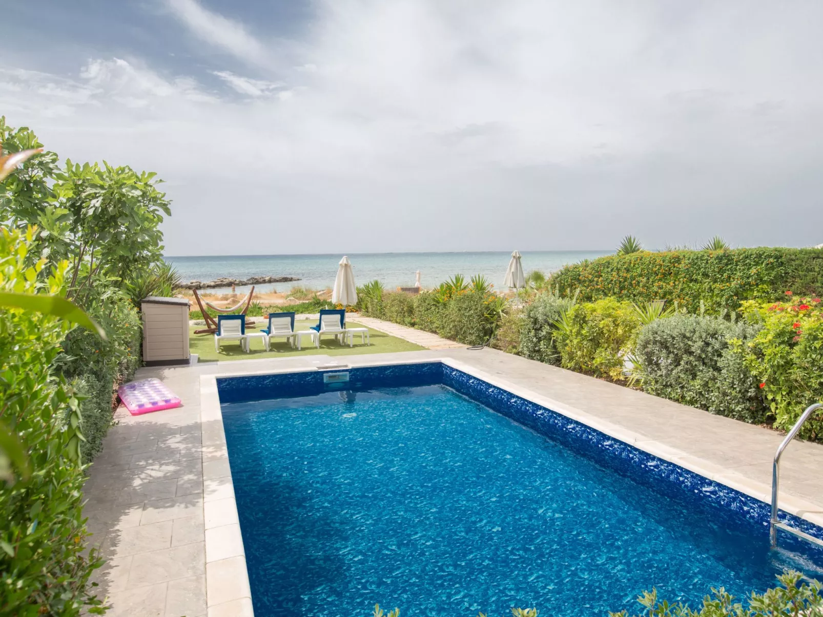 Moderne, geräumige Villa am Strand mit Pool