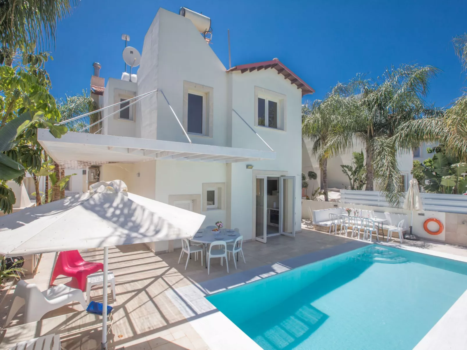 3-Schlafzimmer-Luxusvilla mit Pool und teilweise Meerblick