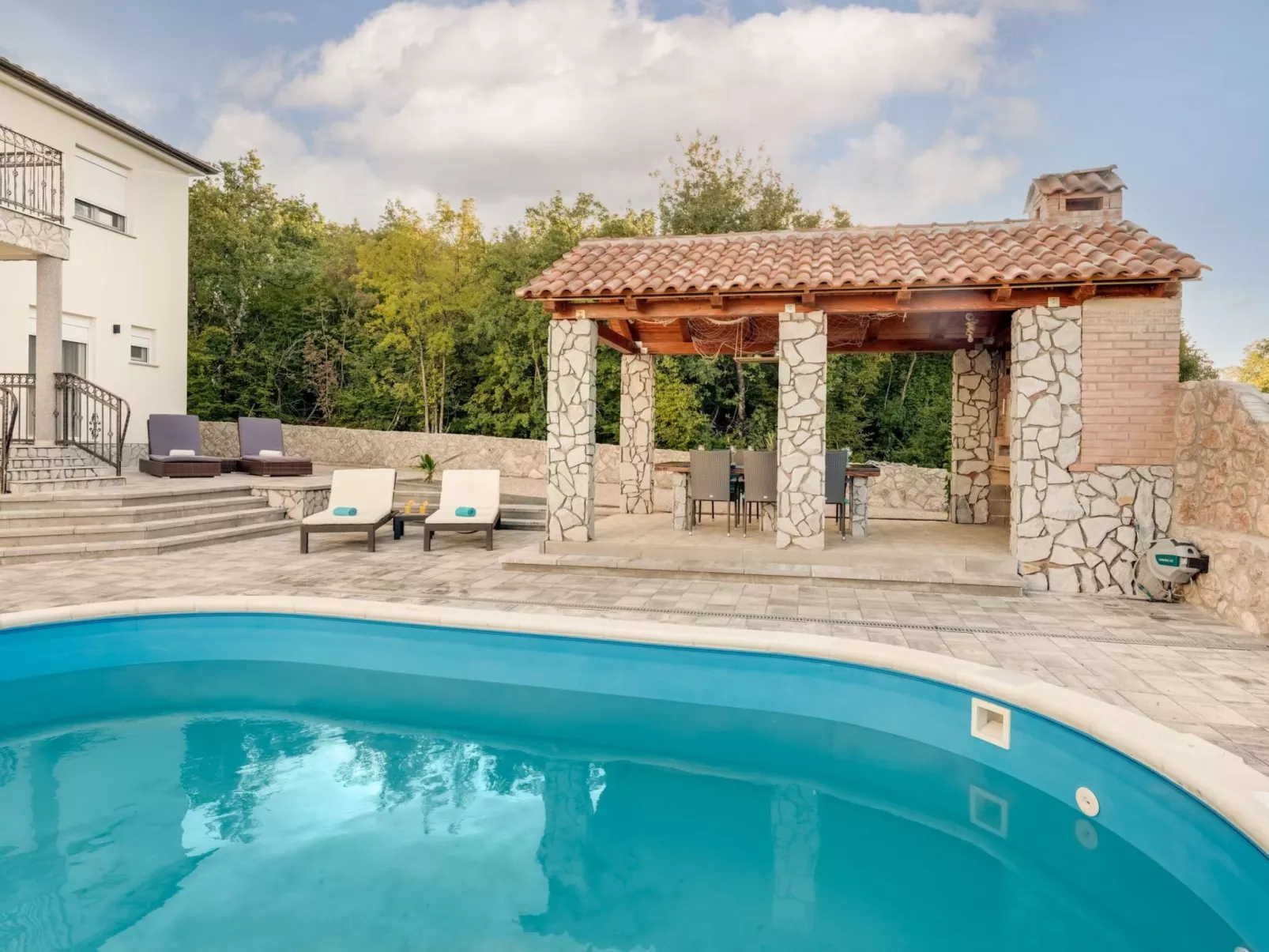 Neue Villa mit Pool und Meerblick