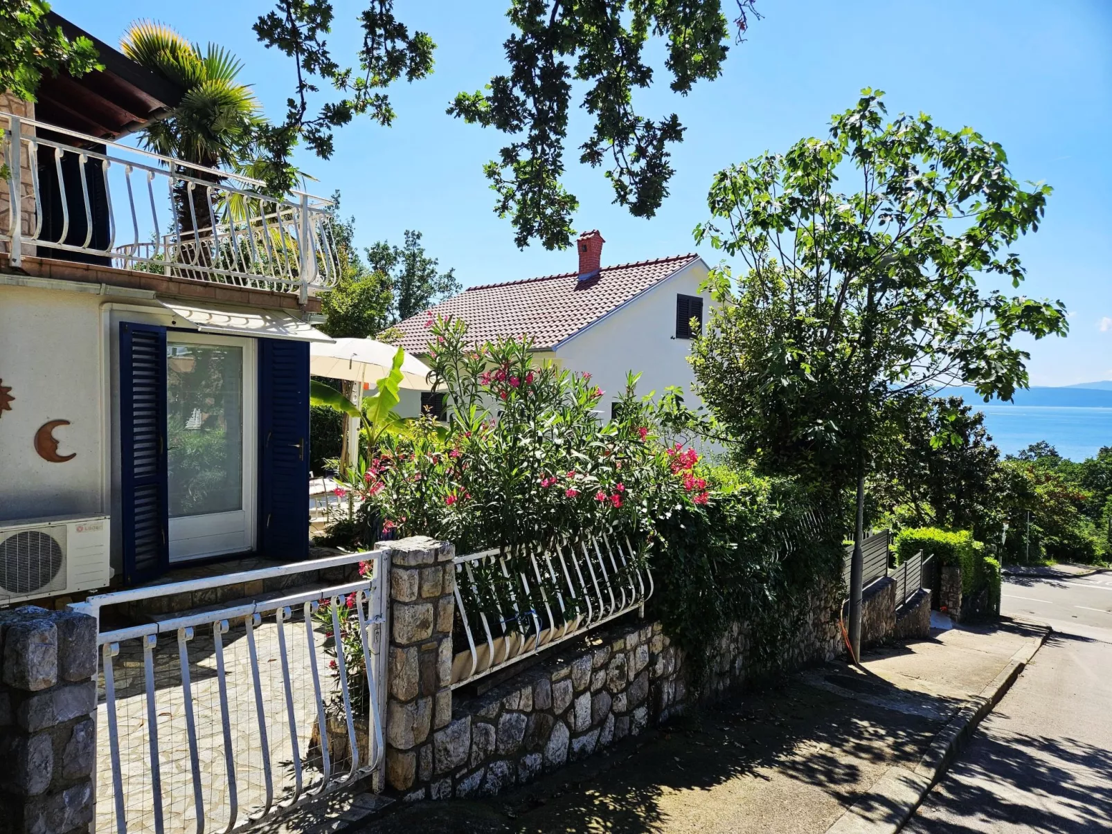 Barbara mit wünderschöne Terrasse