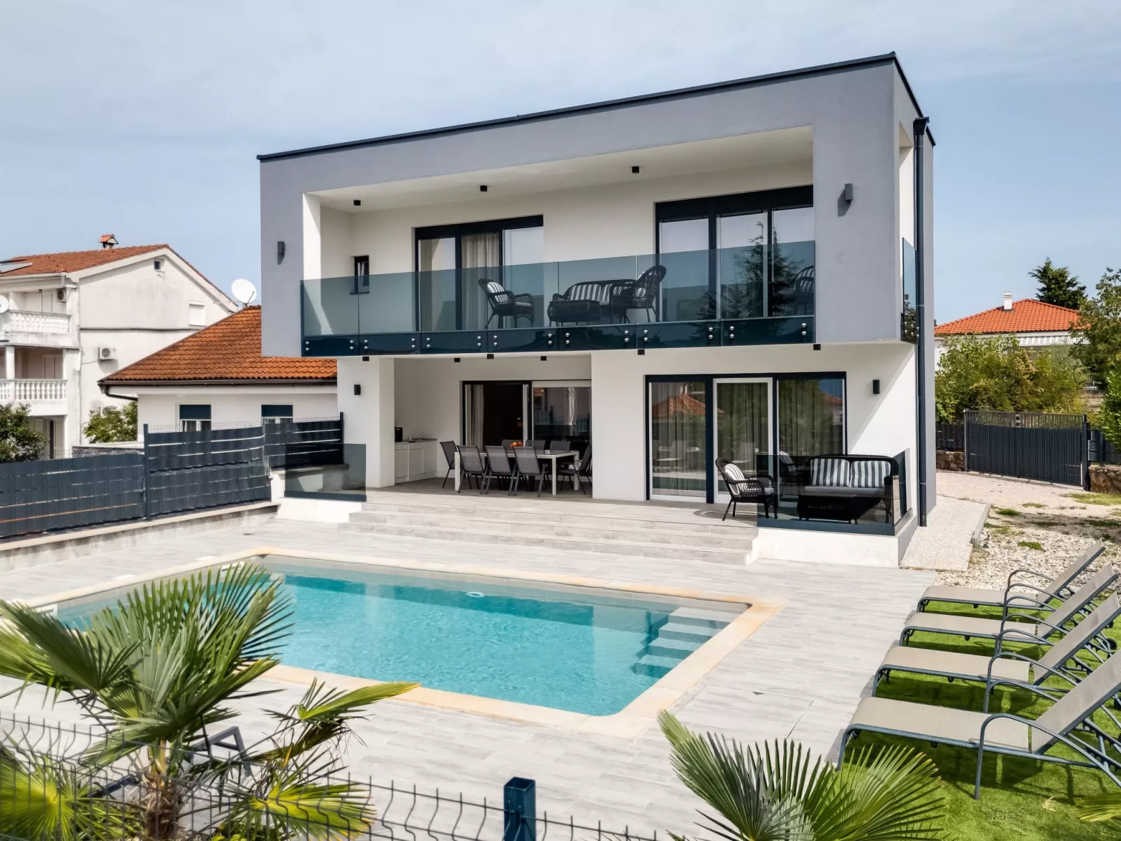 Schöne neue Villa mit Pool in Strandnähe