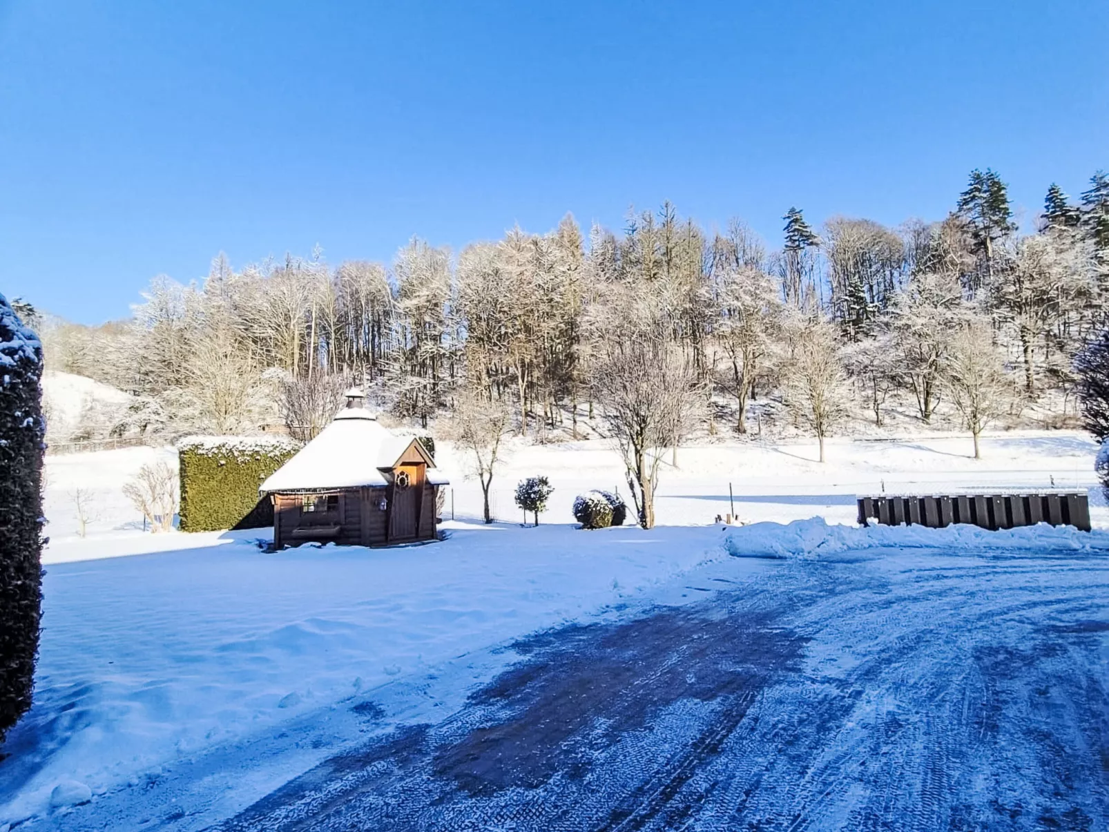 Naturnah mit Pool und Sauna-Buiten