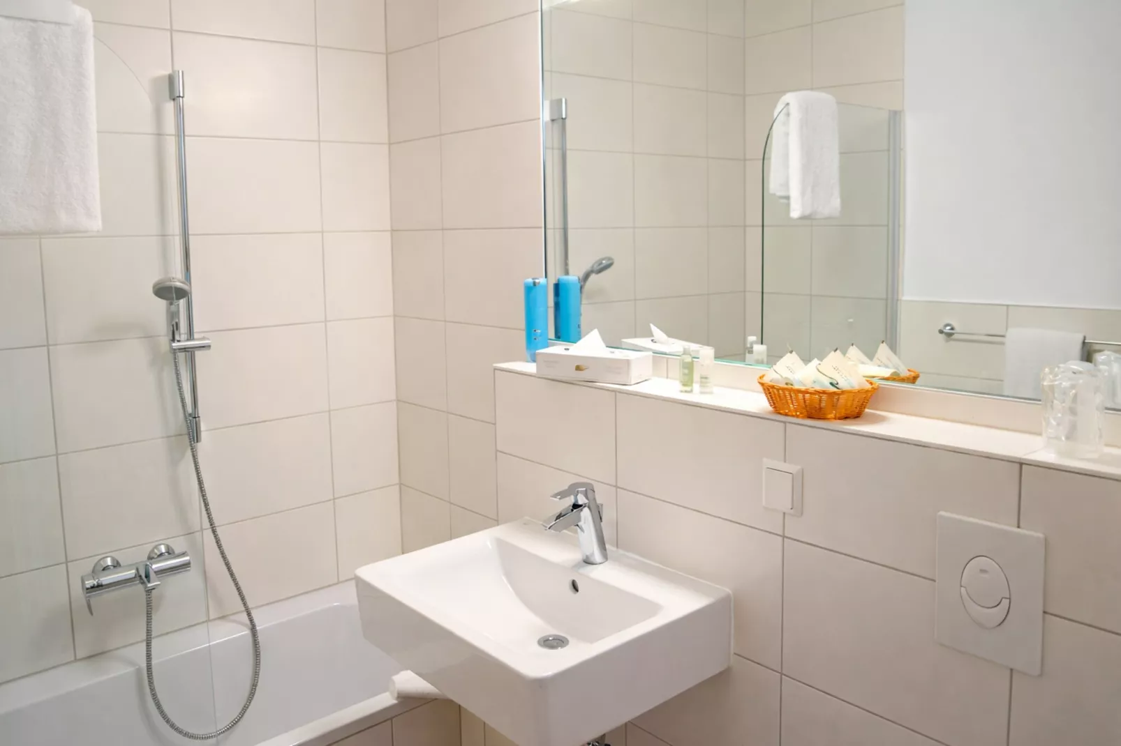 Superior Double Room with Lakeview Balcony-Badkamer