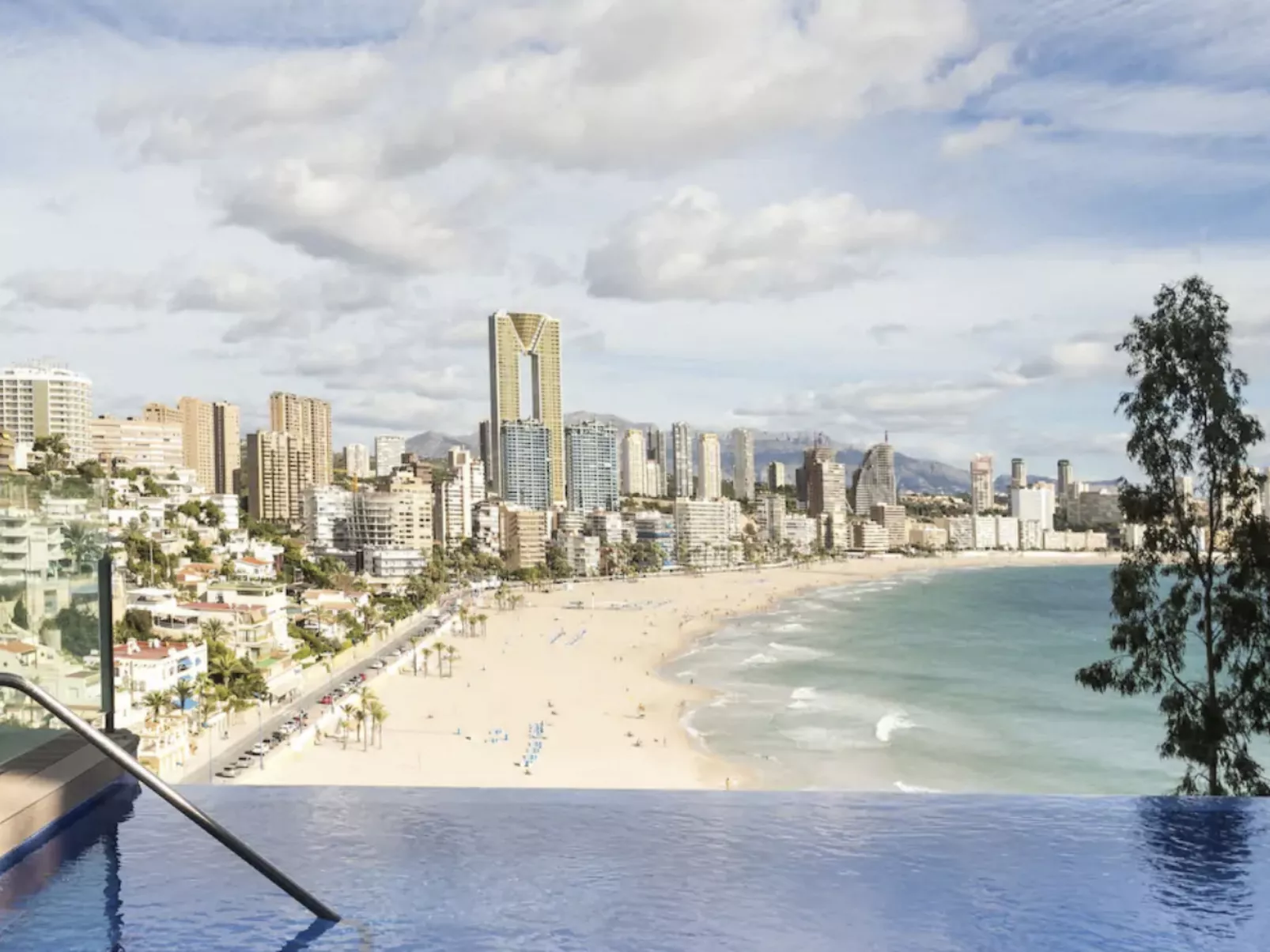 Luxuriöses Apartment mit Pool und Garage am Poniente Beach!