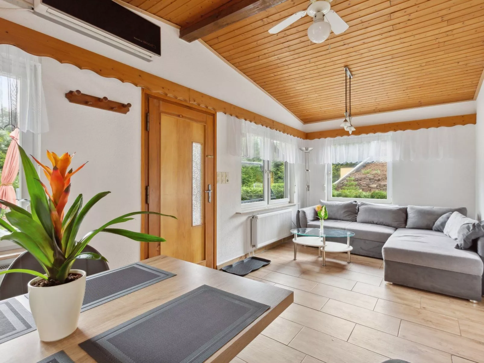 Mit naturnahen Badeteich