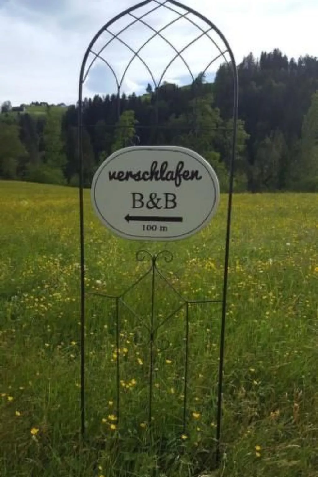 Verschlafen... in sanfte Hügel eingebettet.