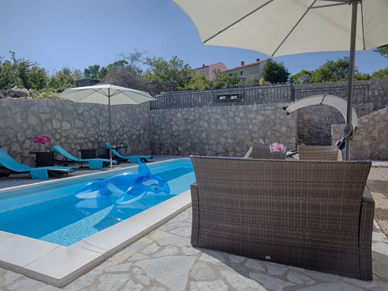 Luxuriöse Villa mit Pool, großem mediterranen Garten und Kinderspielplatz.