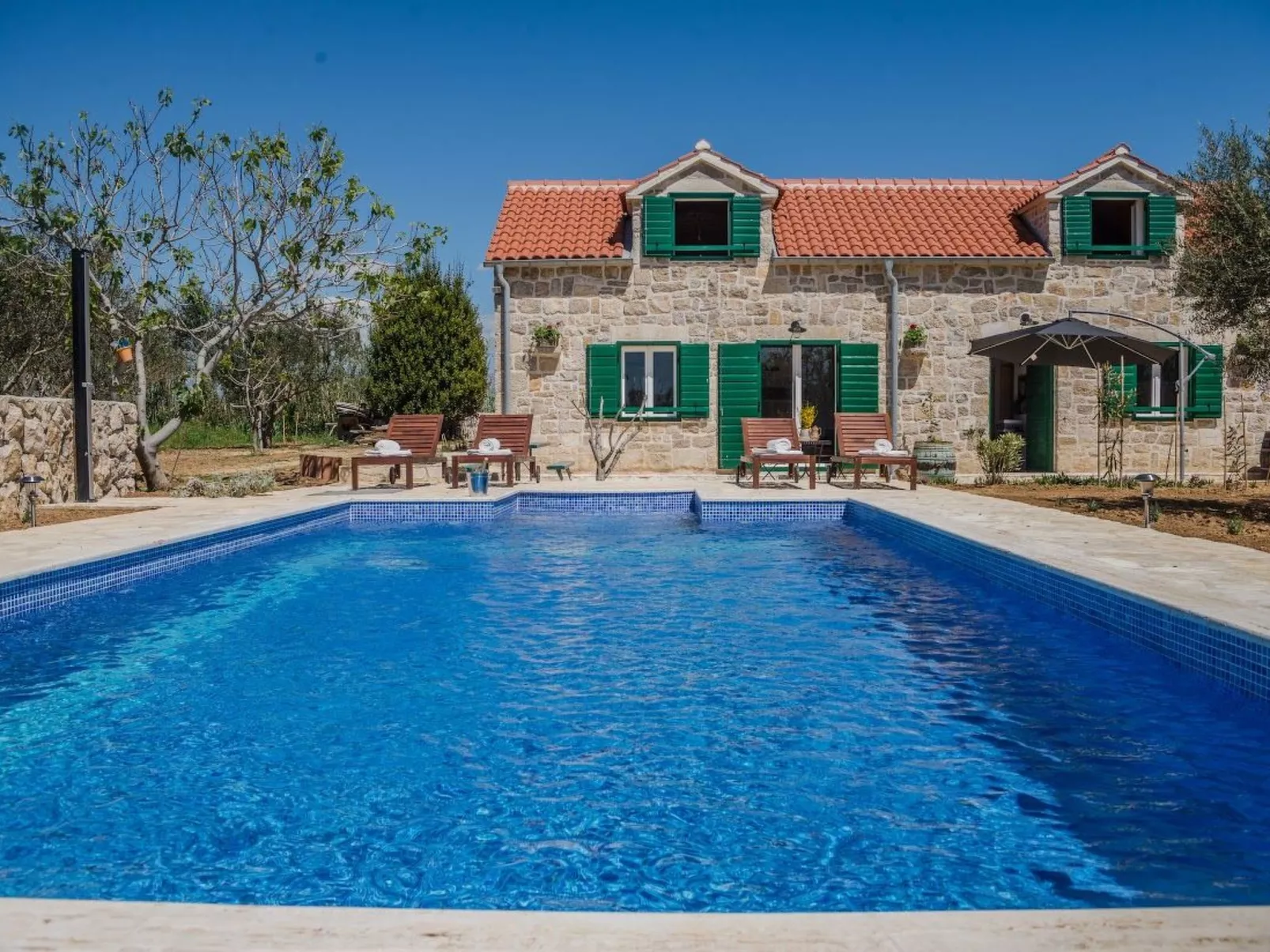 "Lipa" mit Schwimmbad