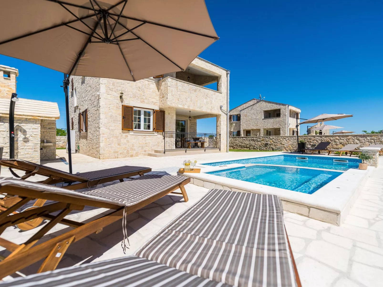 Neue Steinvilla mit beheiztem Pool in Strandnähe