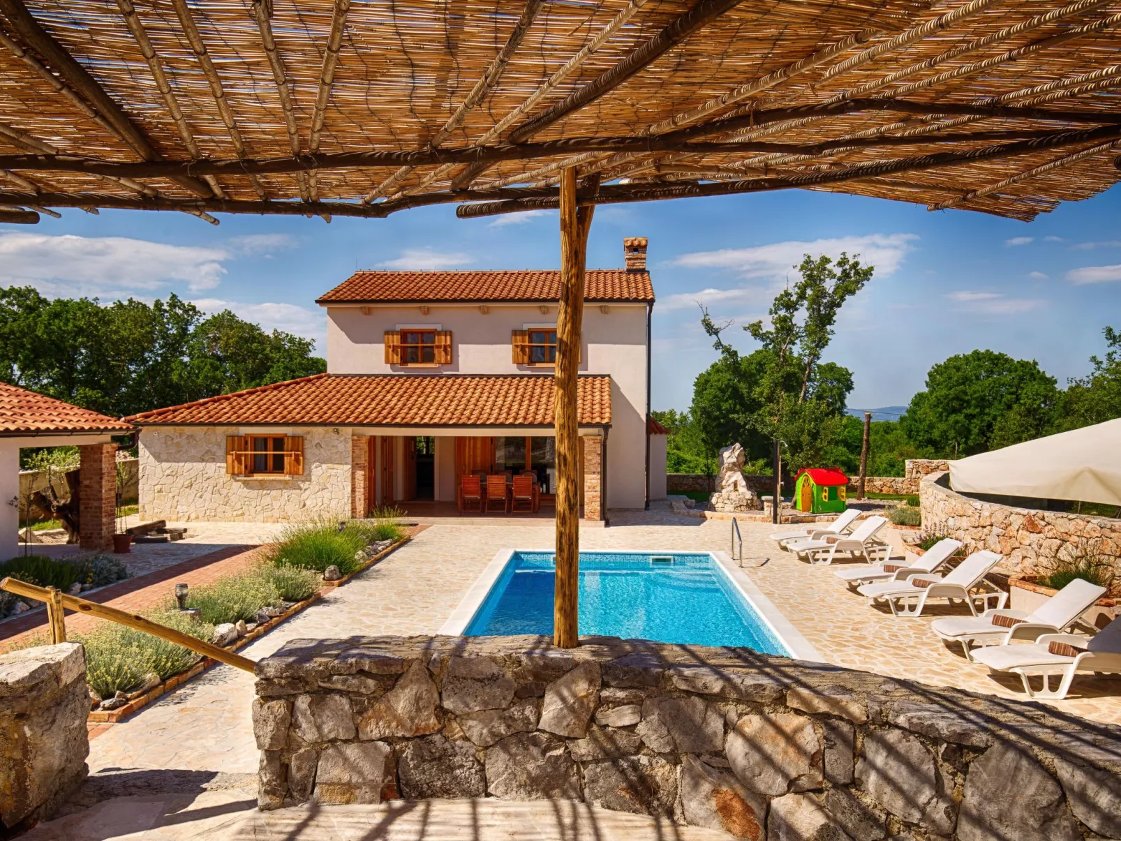 In Kras mit privatem Parkplatz