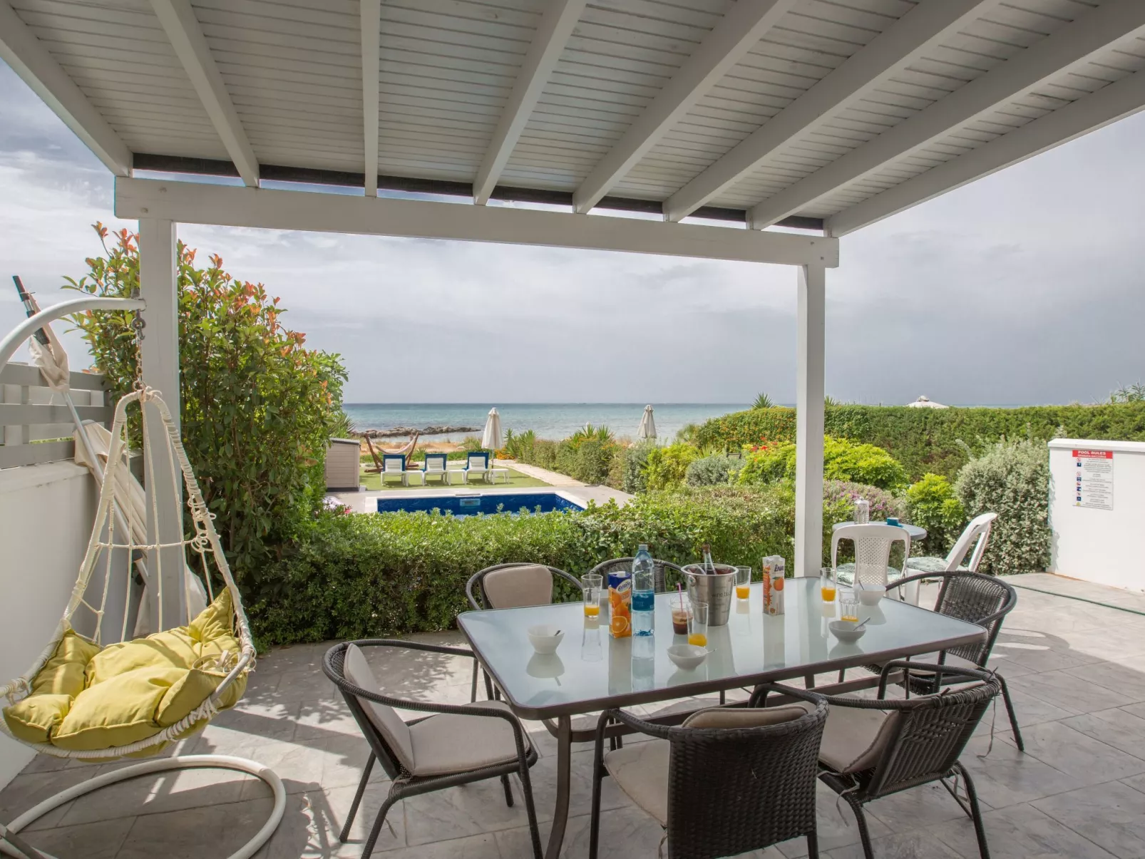 Moderne, geräumige Villa am Strand mit Pool