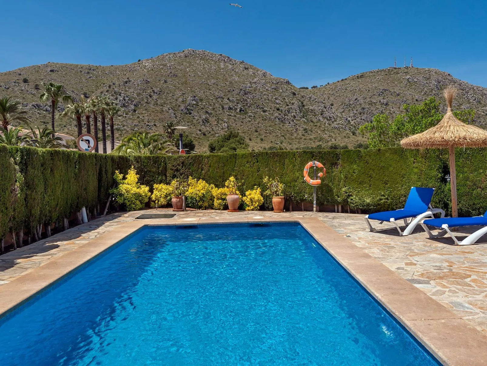 Serene Villa Rückzug mit Seeblick, Strand in der Nähe