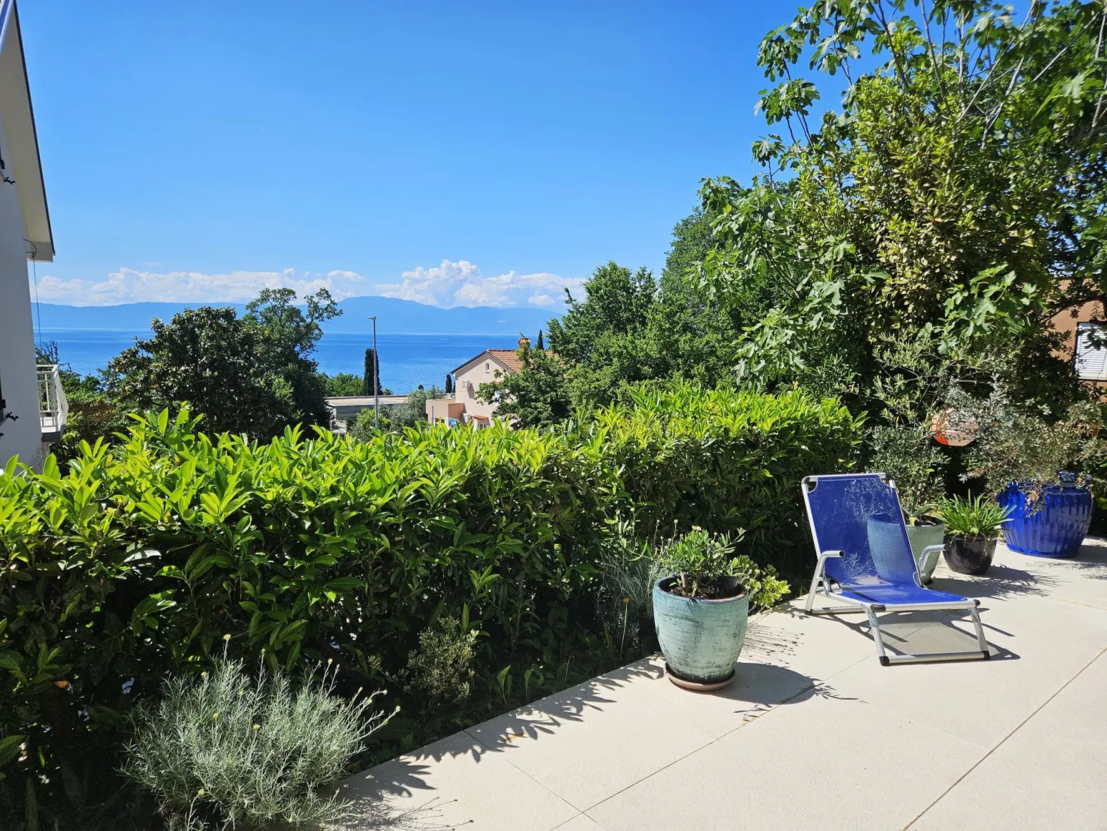 Barbara mit wünderschöne Terrasse