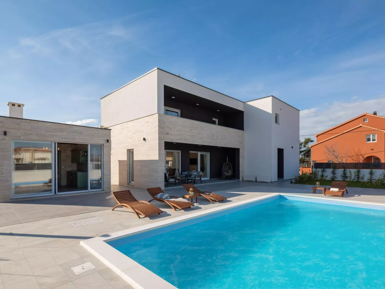 Villa in Strandnähe, Pool, Kinderspielplatz