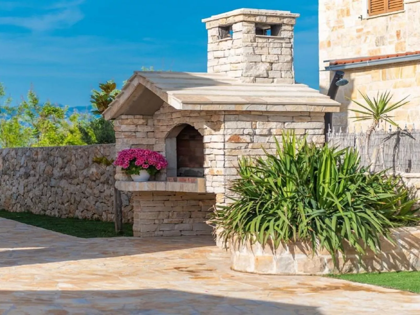 Villa mit beheiztem Pool, schöne Aussicht, Strandnähe