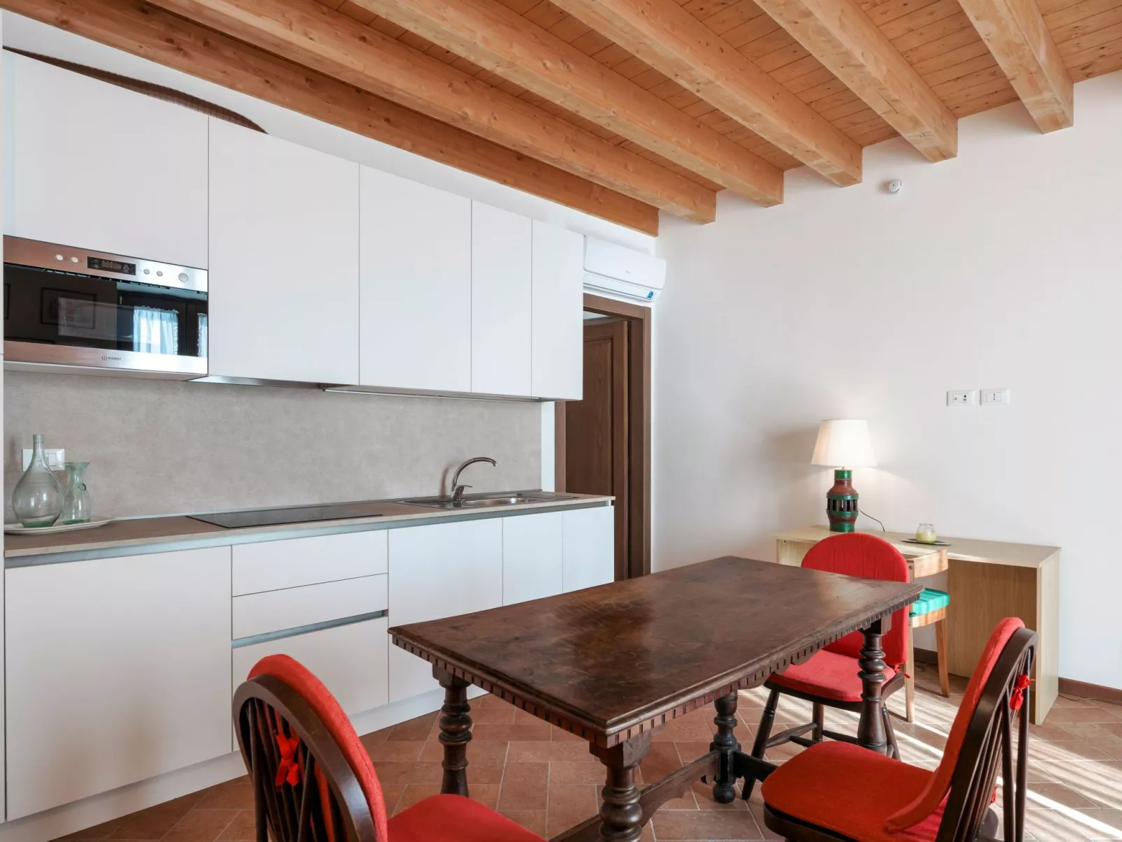 Zweizimmerwohnung mit Doppelbett und zwei Schlafsofas