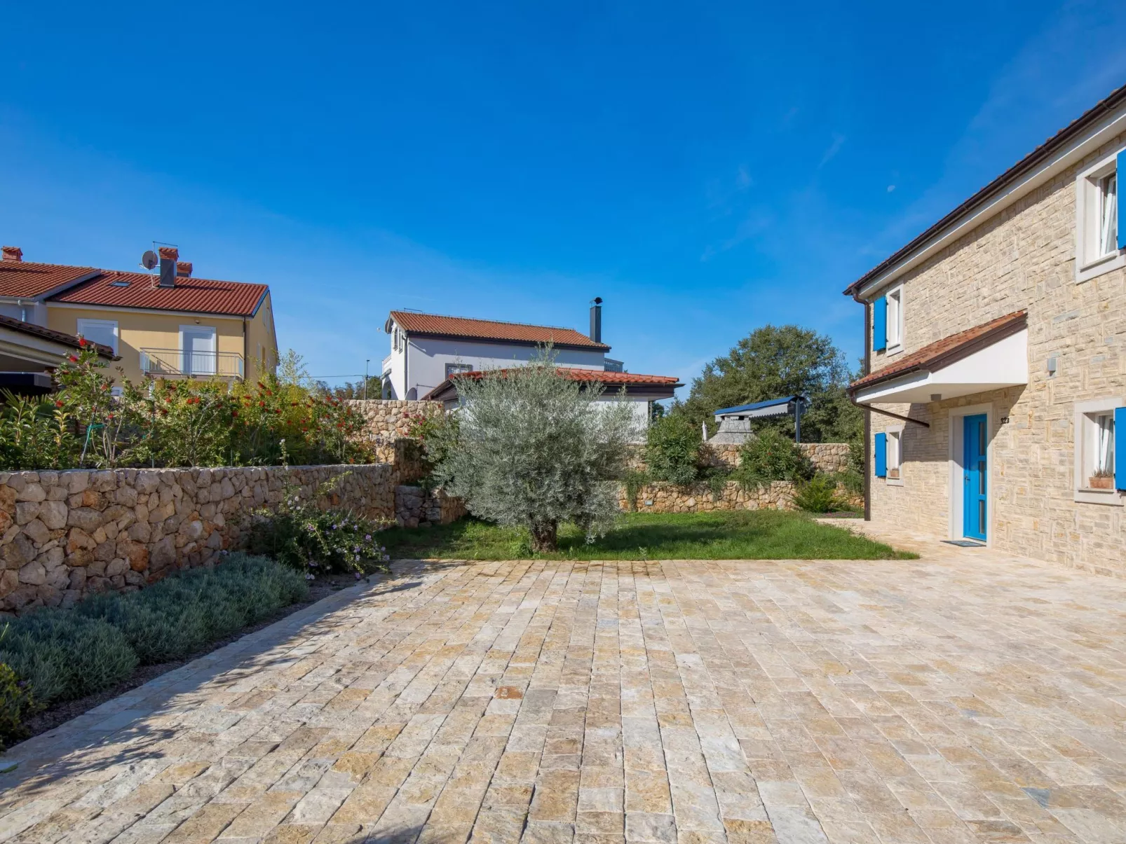 Romantische Villa mit Pool, umgeben von Natur