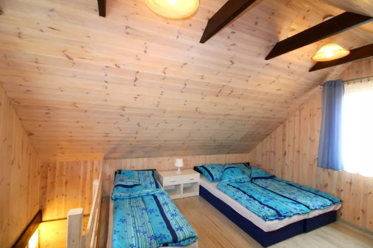 Piętrowe domki wakacyjne z 1 sypialnią w Rewalu