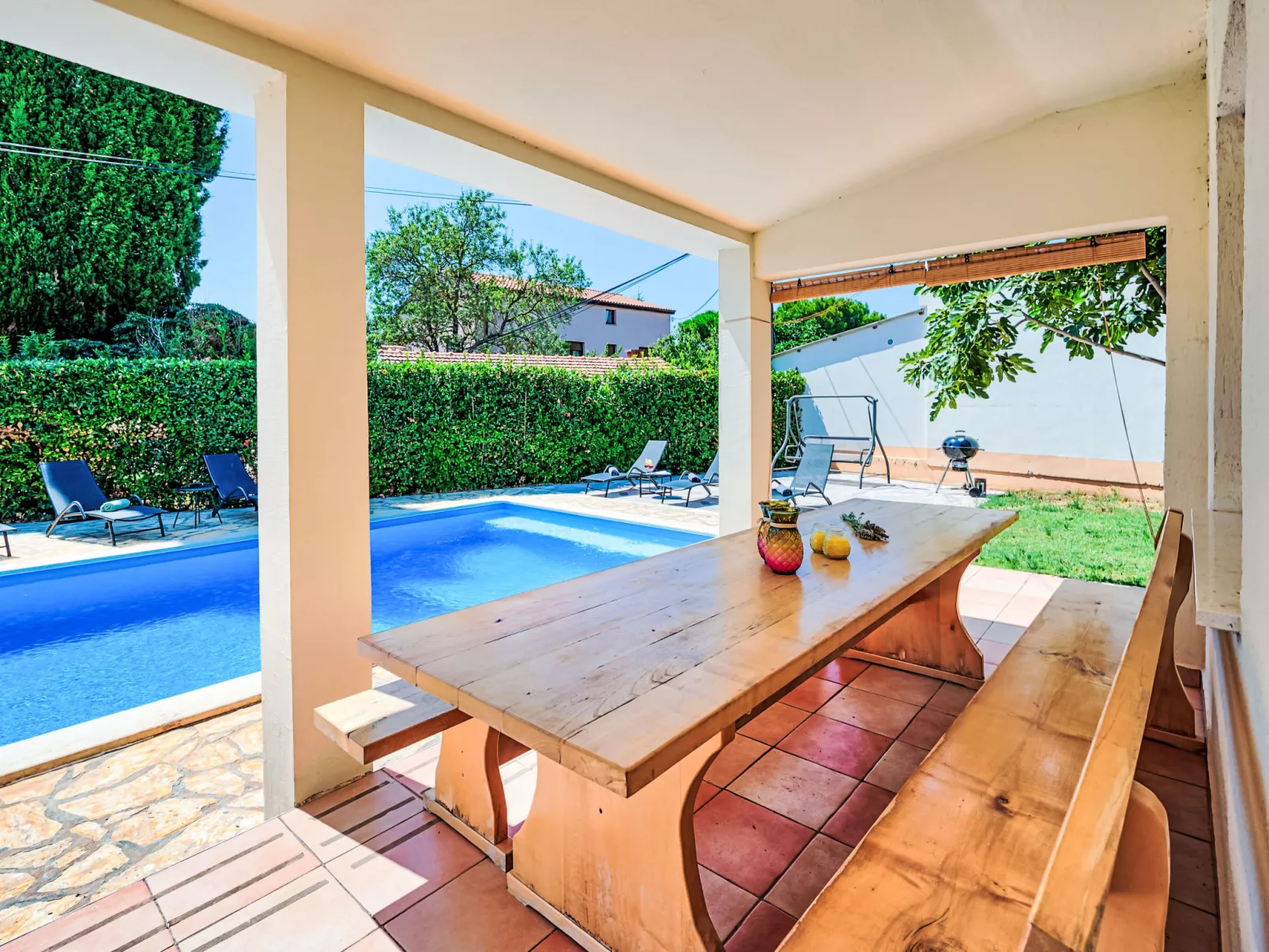 Villa mit Garten, Grill und Terrasse-Buiten