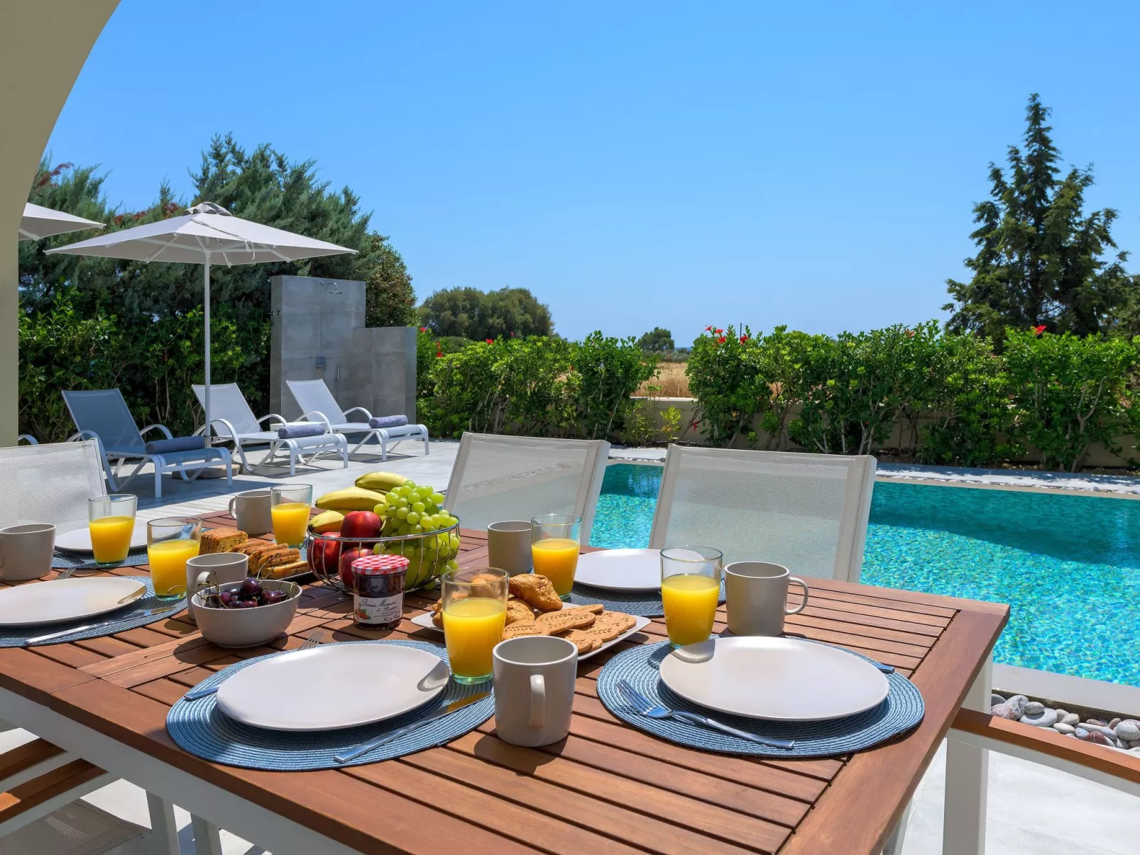 Liebevoll ausgestattetes Haus in ruhiger Lage mit beheiztem Pool und Meerblick