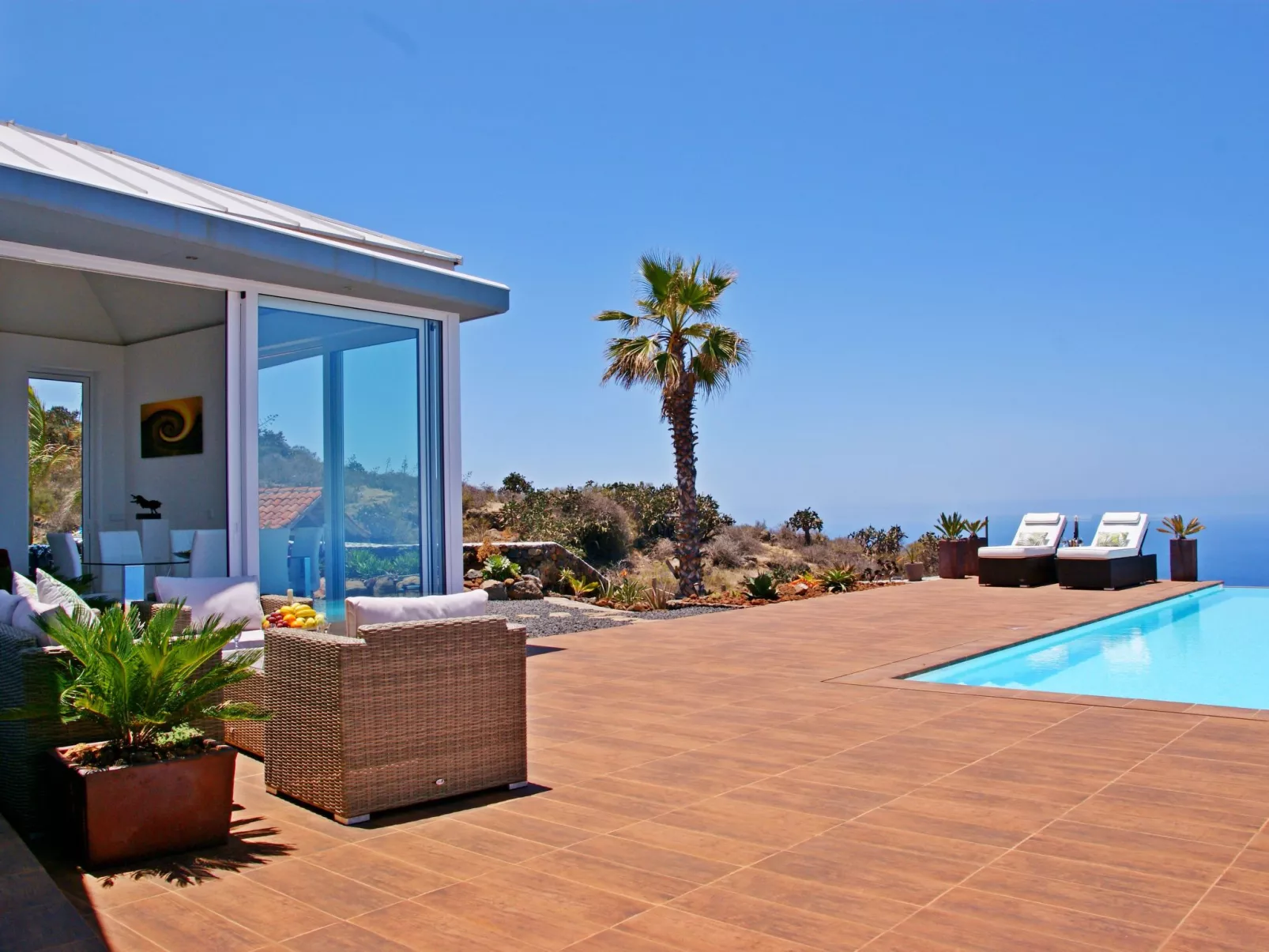 Moderne Architekten-Villa mit Infinity-Pool und Meerblick