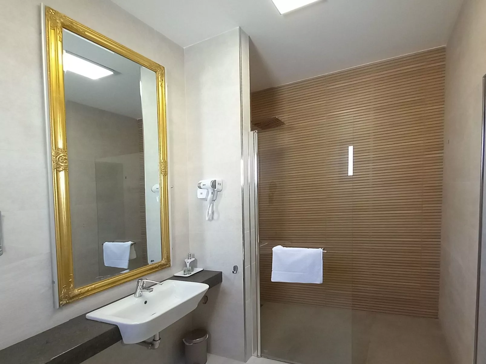 Geräumige Villa, beheizter Pool und atemberaubende Aussicht