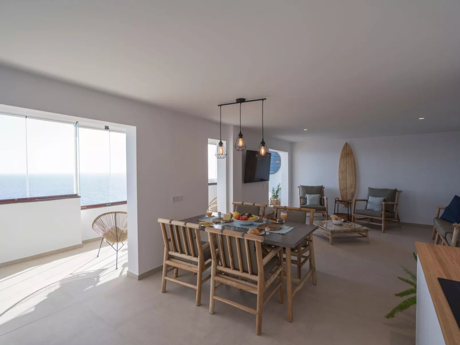 Helle Wohnung mit atemberaubender Aussicht auf das Meer und den Strand