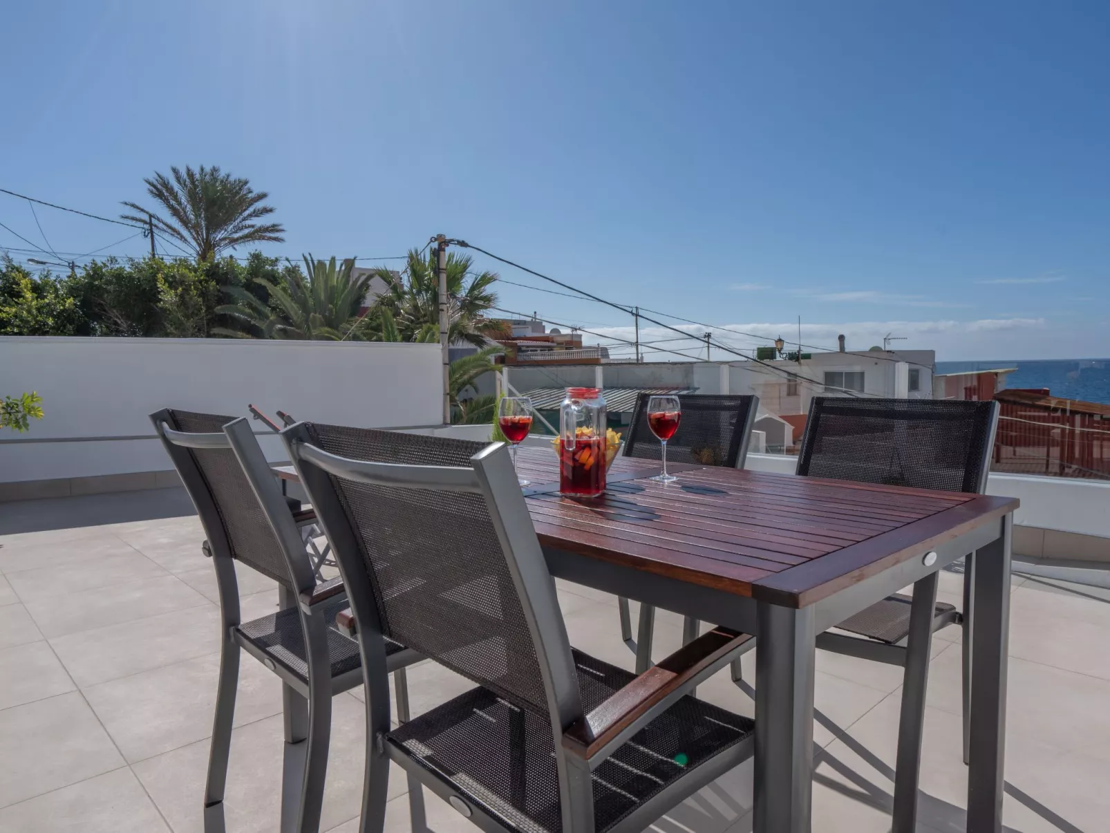 Spektakuläre Höhle mit zwei großen Terrassen am Meer